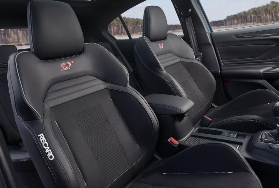 Интерьер Ford Focus ST 2019 года  (WW) (фото 17 из 43)